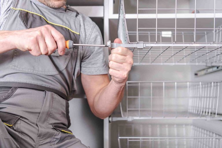 Τεχνικός σε έργο συντήρησης μεταλλικού ραφιού