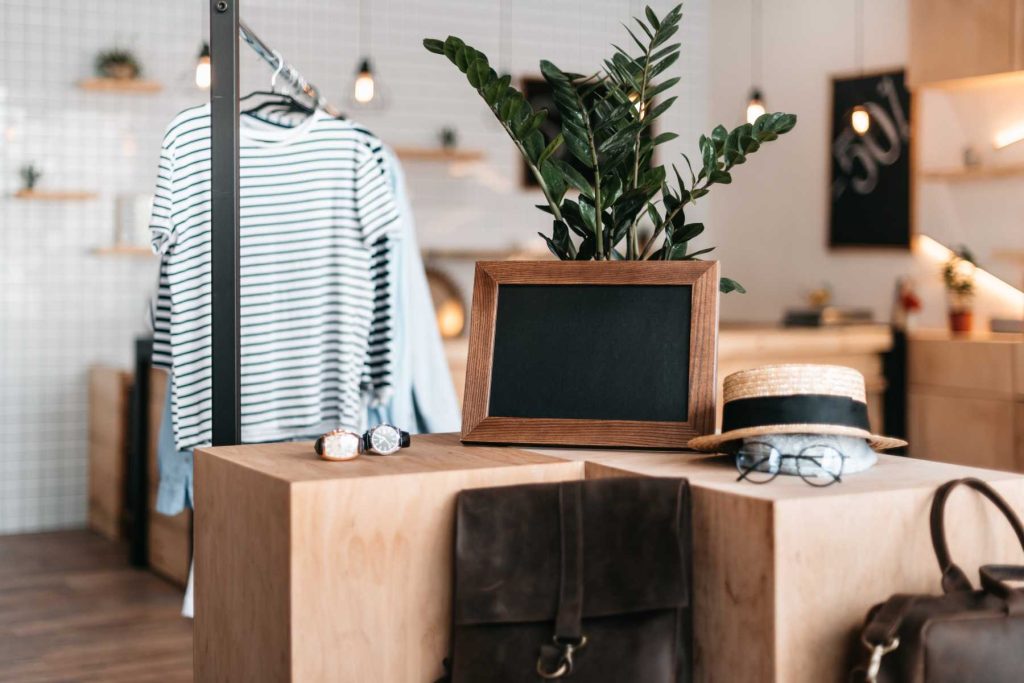 Τραπέζια προβολής σε κατάστημα ρούχων και αξεσουάρ ένδυσης