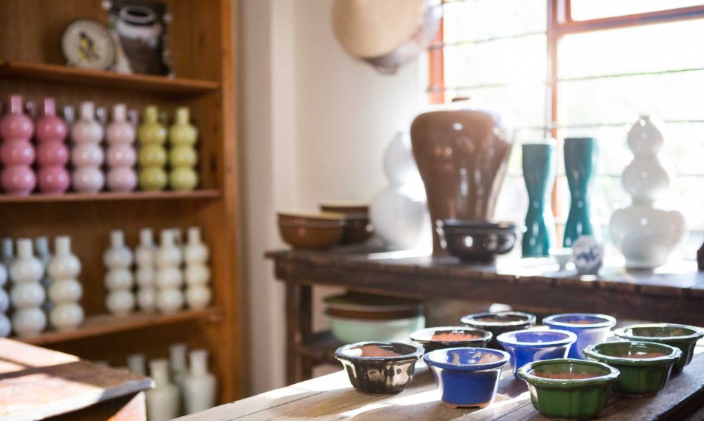 Βιτρίνα καταστήματος κεραμικών με τραπέζια προβολής για ανάδειξη προϊόντων