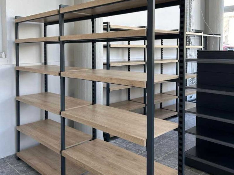 Ξύλινα ράφια με έγχρωμη μελαμίνη