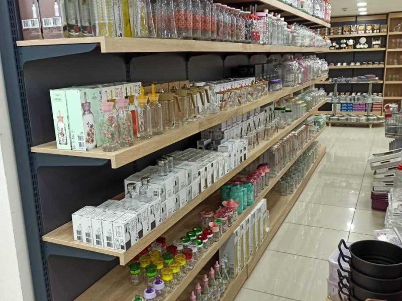 Ξύλινα ράφια με έγχρωμη μελαμίνη