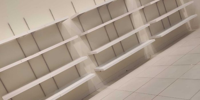 Ξύλινα ράφια με λευκή μελαμίνη