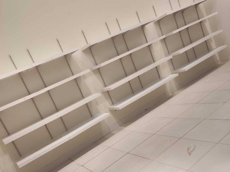 Ξύλινα ράφια με λευκή μελαμίνη