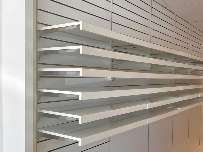 Ξύλινα ράφια με λευκή μελαμίνη