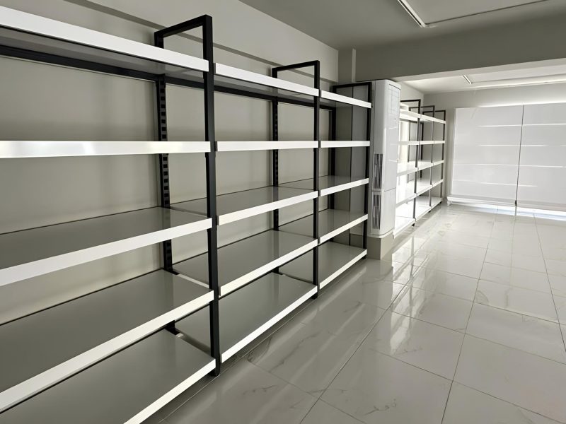 Ξύλινα ράφια με λευκή μελαμίνη