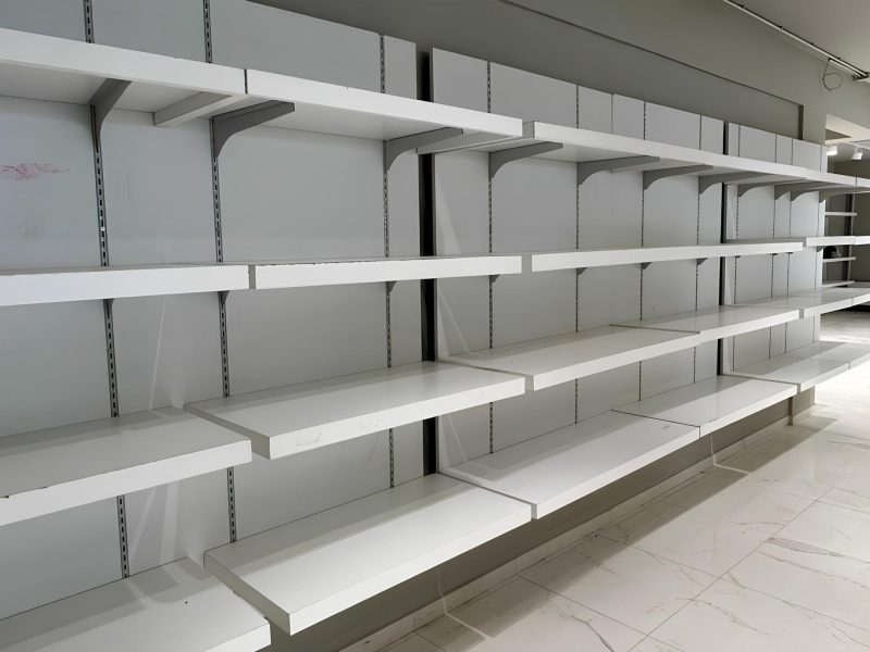 Ξύλινα ράφια με λευκή μελαμίνη